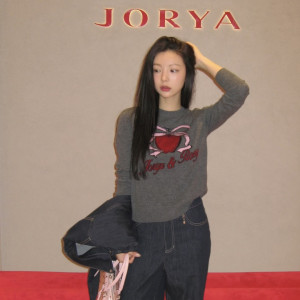 JORYA 그레이 하트 프린트 맨투맨